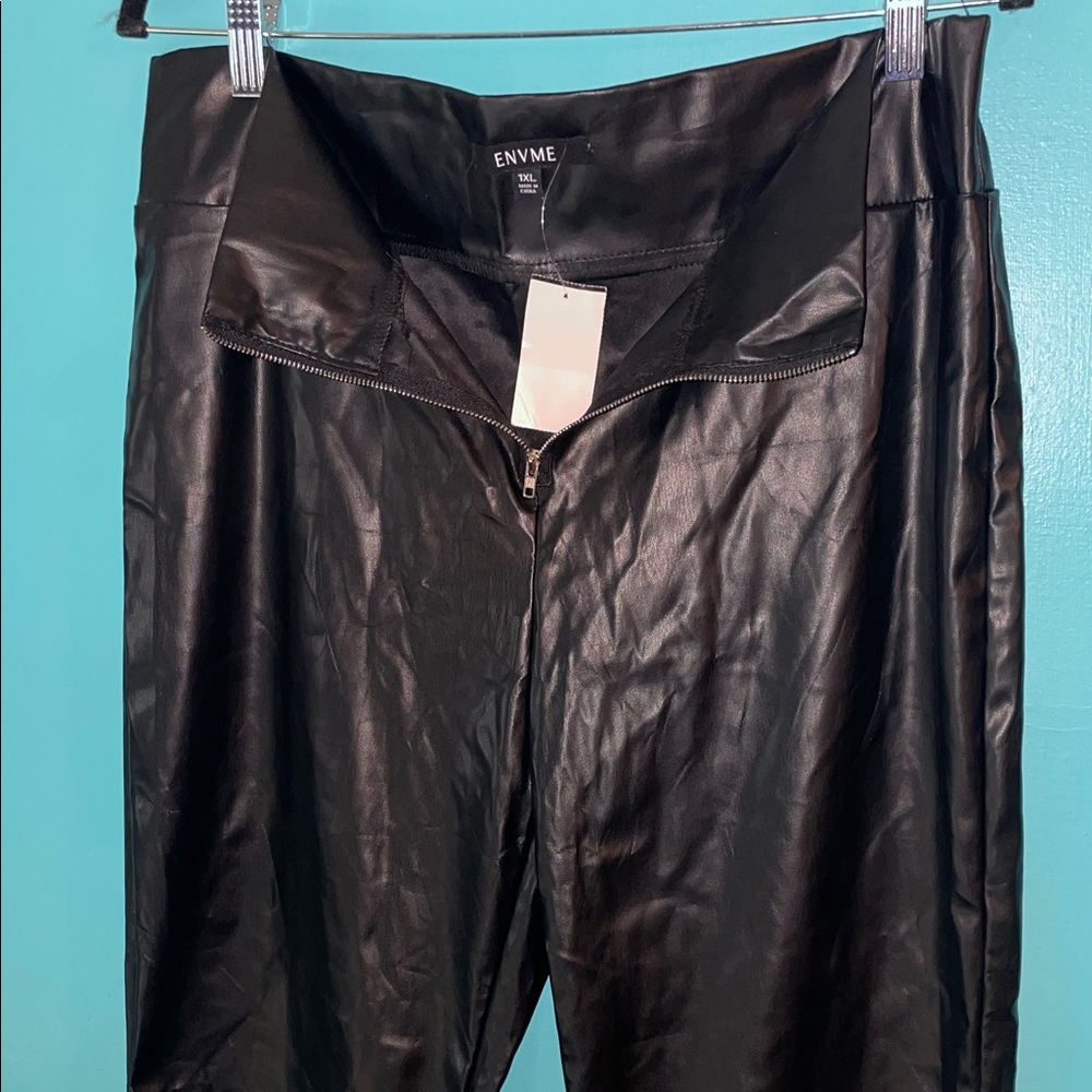 Elegant Black Leather pants with trim fur in the leg - Picture 13 of 14